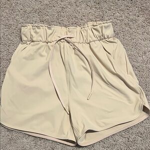 Lululemon athletica high rise stretch Shorts 3.5”